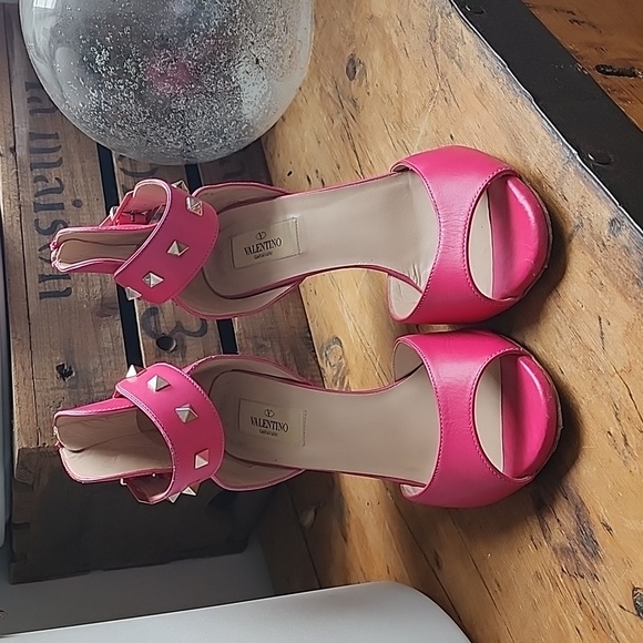Gorgeous pink Valentino heels - Picture 2 of 9
